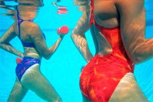 Женские тела под водой в бассейне