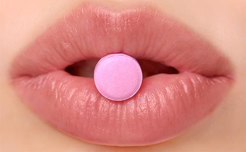 Розовая таблетка в губах