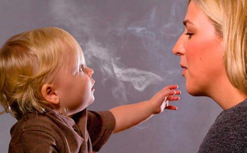 Мама курит при ребенке