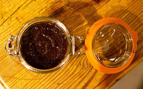 Органическая смесь из кофе и мёда на деревянном столе