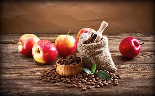 Мешок горького кофе и красные сладкие яблоки