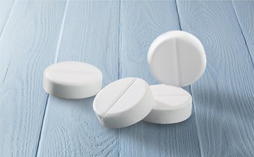 Белые таблетки на столе