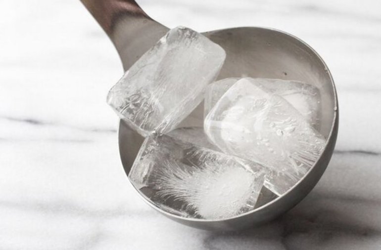 Отделить клей с помощью льда.