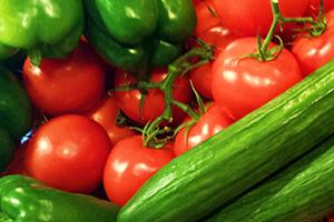 Красные помидоры и зелёные перец с огурцами