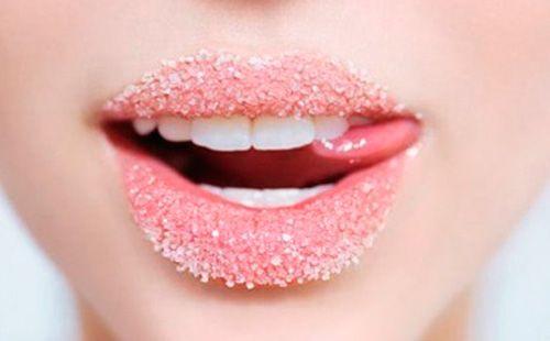 Девушка облизывает губы в сахаре